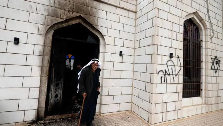 الأوقاف” تدين إحراق مستعمرين لمسجد في قرية جيبيا شمال غرب رام الله